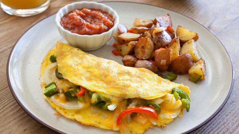 Southwest,Omelet,On,Wood,Table